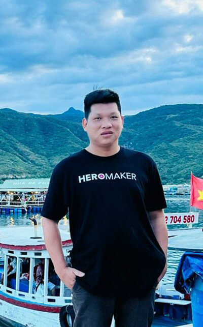 Nguyễn Phước Hưng quản lý xưởng gà đẻ